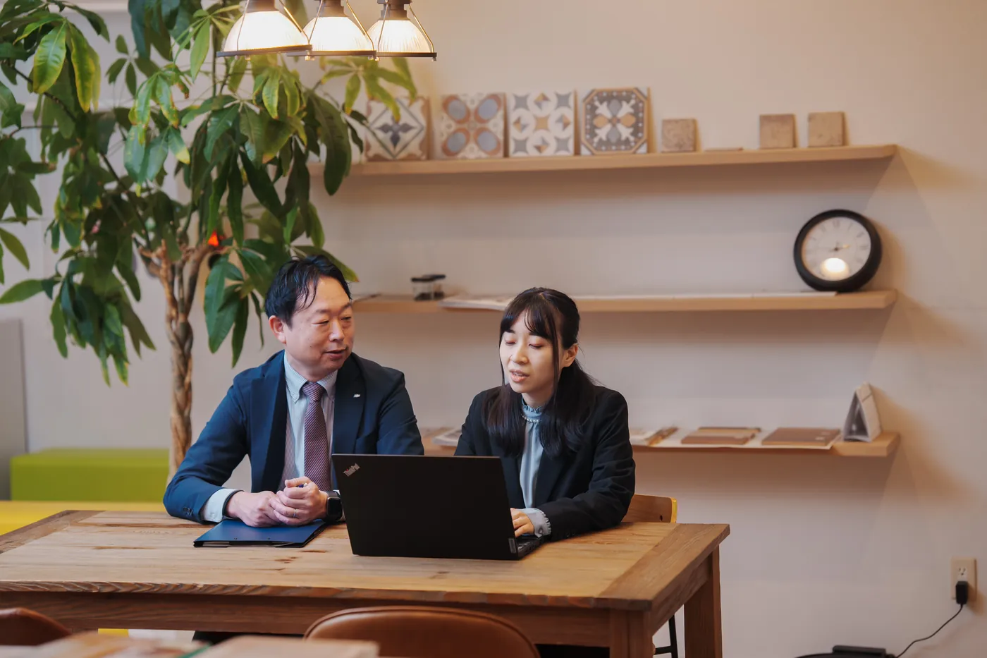 社内で打ち合わせをするスタッフ