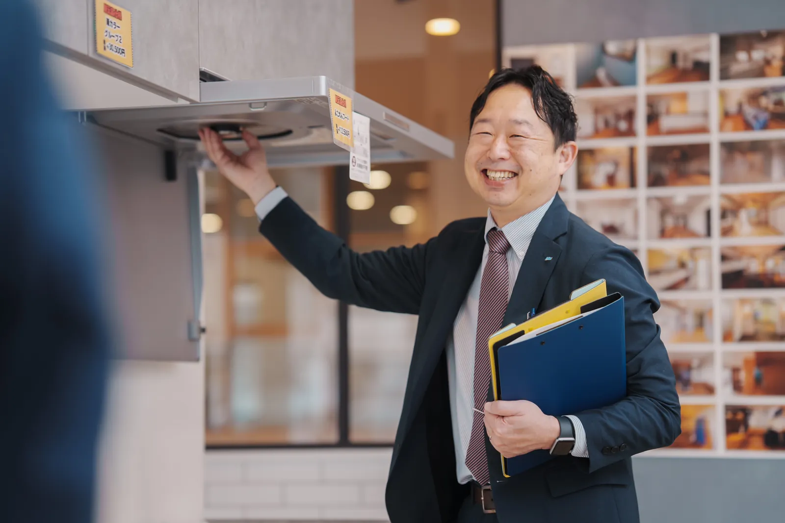 ショールームで設備を案内するスタッフ