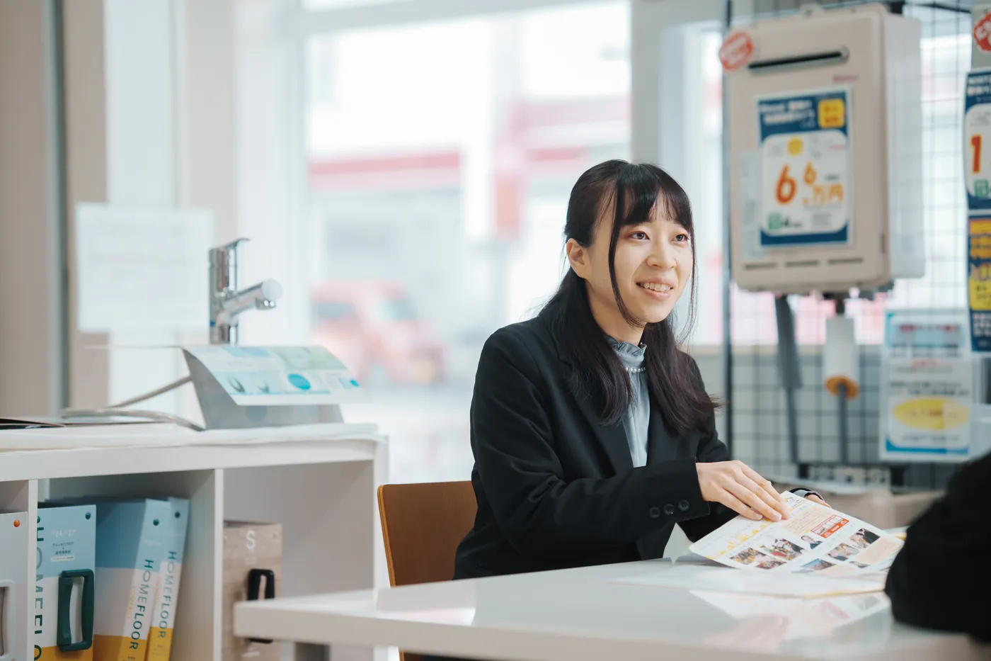 ショールームでお客様のご相談を伺うスタッフ