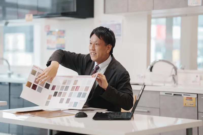 お客様に色サンプルを提示する場面
